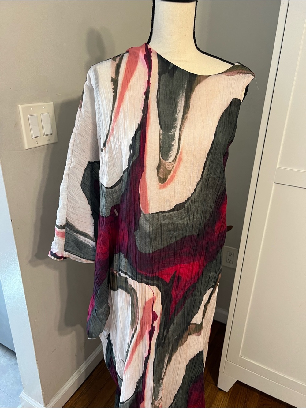 Zara Long Sleeve Flowing Abstract Print Dress in White, Pink, Gray, Black